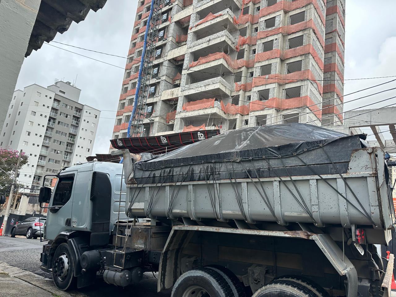 Areia, pedra, cimento e materiais para construção